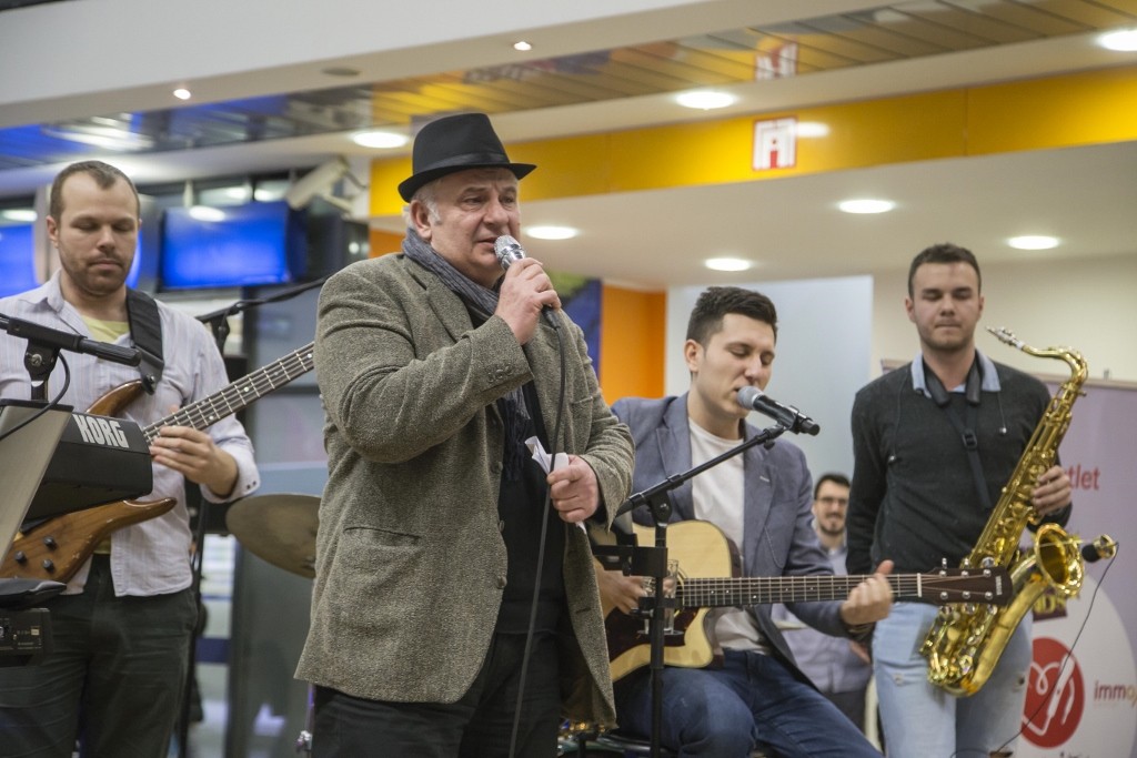 SRCE VEĆE OD PESME! Poznati pevali karaoke, pomoć ide dečaku iz Kanjiže!