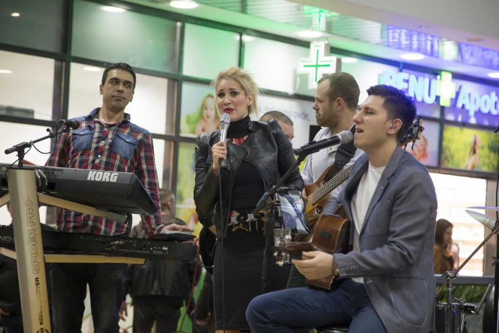 SRCE VEĆE OD PESME! Poznati pevali karaoke, pomoć ide dečaku iz Kanjiže!