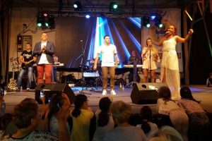 Marina Radosavljević pevala u Kosovskoj Mitrovici (VIDEO)
