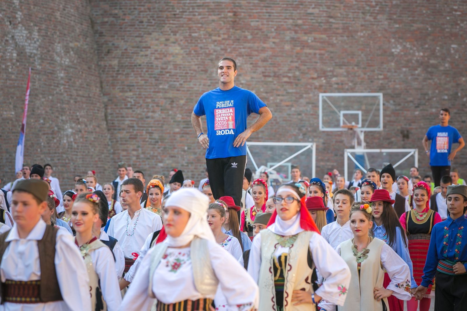 SRBIJA OBORILA GINISOV REKORD U PLESU POBEDE