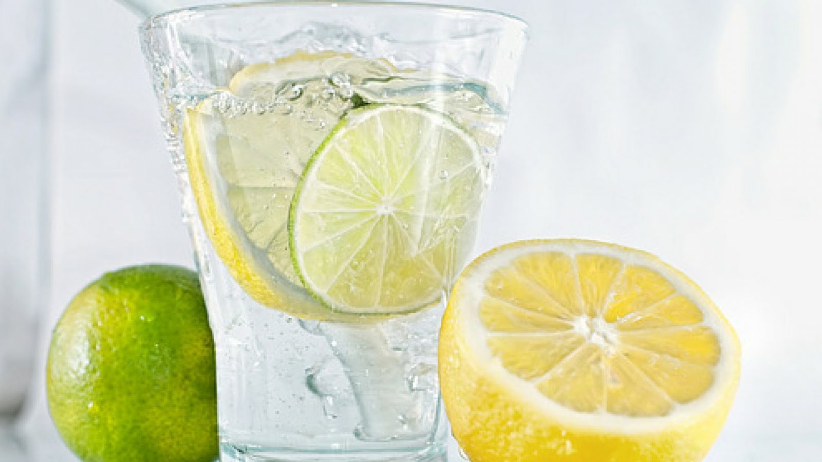 Mlaka voda sa limunom jača imunitet i topi kilograme