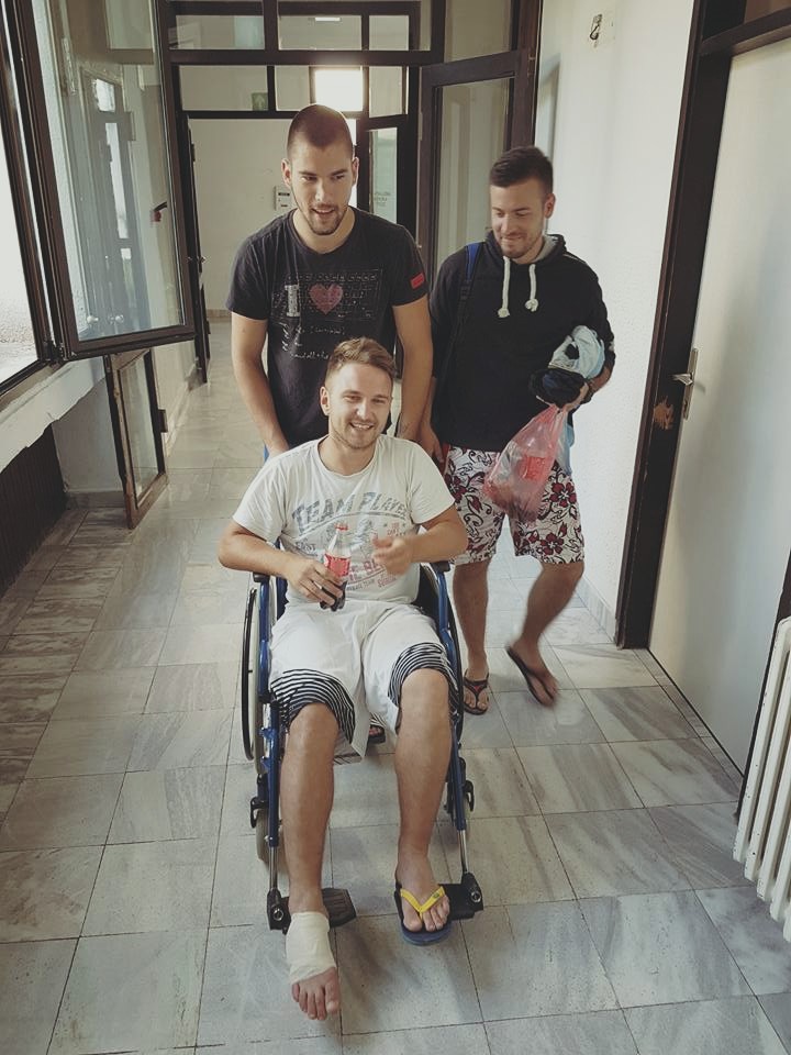 Povređen pevač grupe Pajtosi, nabio stopalo na rđavu armaturu!