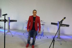 Dejan Verić predstavio prvu pesmu!