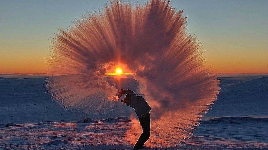 Evo šta se dešava kada u Sibiru ključalu vodu bacite u vazduh