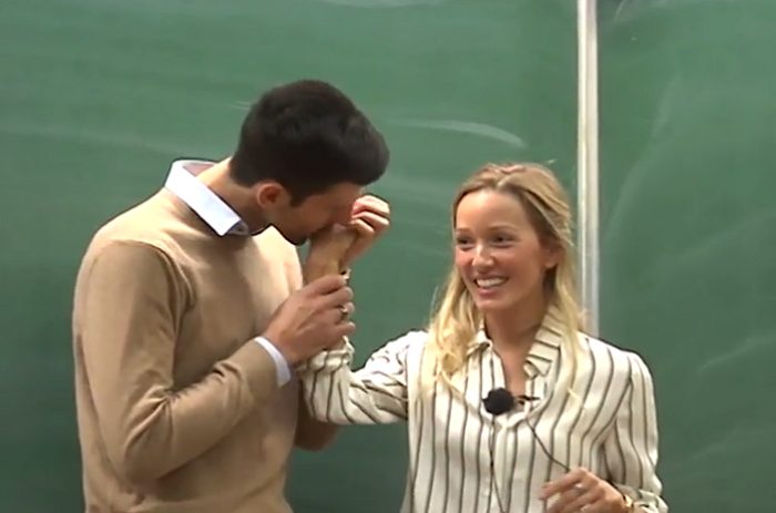 Novak pokazao koliko voli svoju suprugu Jelenu pred punim amfiteatrom Ekonomskog fakulteta u Beogradu! Ovo je morala da snimi! (VIDEO)