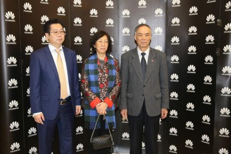 Generalni direktor kompanije Huawei Jack Wei sa ambasadorom NR Kine Li Manchang i njegovorm suprugom