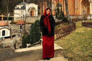 Pogledajte kako se Anastasija Ražnatović stilizovala za posetu Manastira Pokrov Presvete Bogorodice
