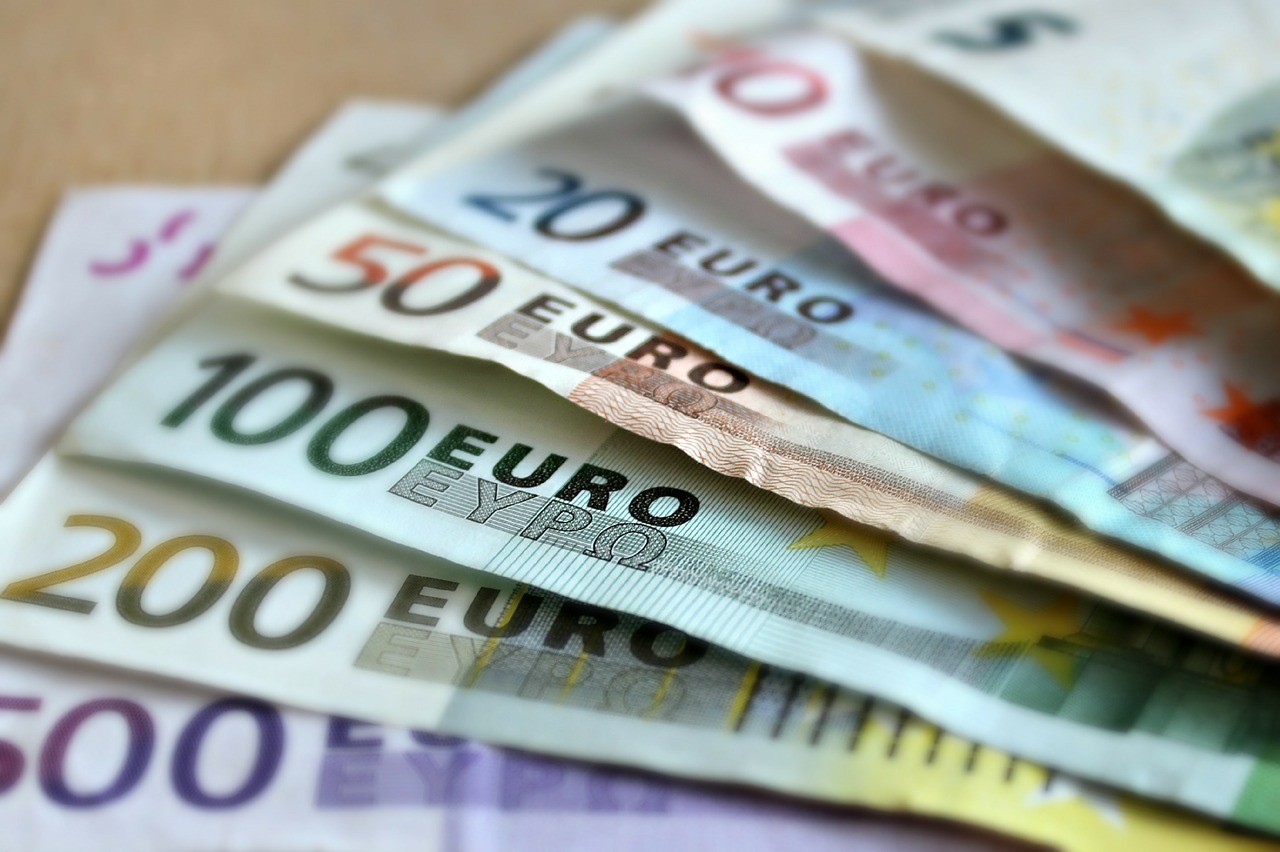 Dinar je danas ojačao prema evru za 0,1 odsto srednji kurs evra biće 123,4423 dinara