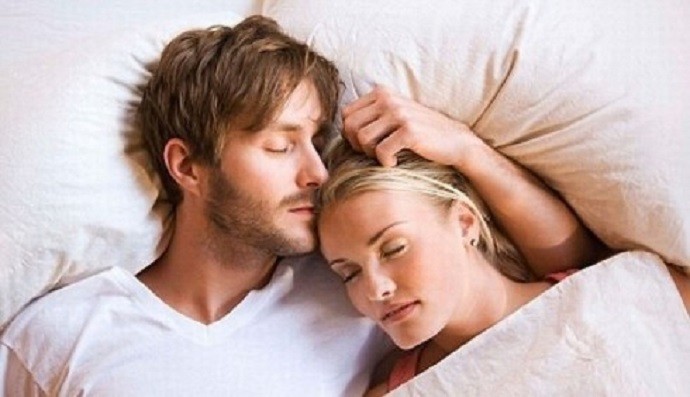Parovi koji spavaju zajedno su srećniji