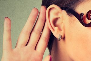 Savet otolaringologa: Kako isprati začepljene uši?