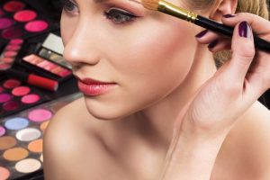 Šminkanje i nega kose: Koje greške najčešće pravimo?