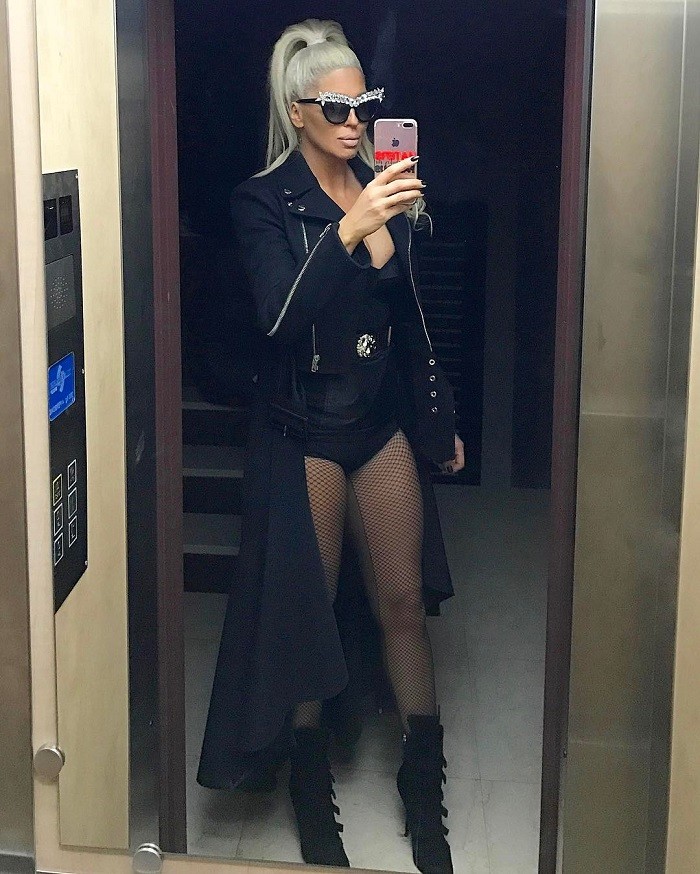 Jelena Karleuša na nastupu u Paraćinu popljuvala sve koji kažu da ona ne zna da peva! (VIDEO)