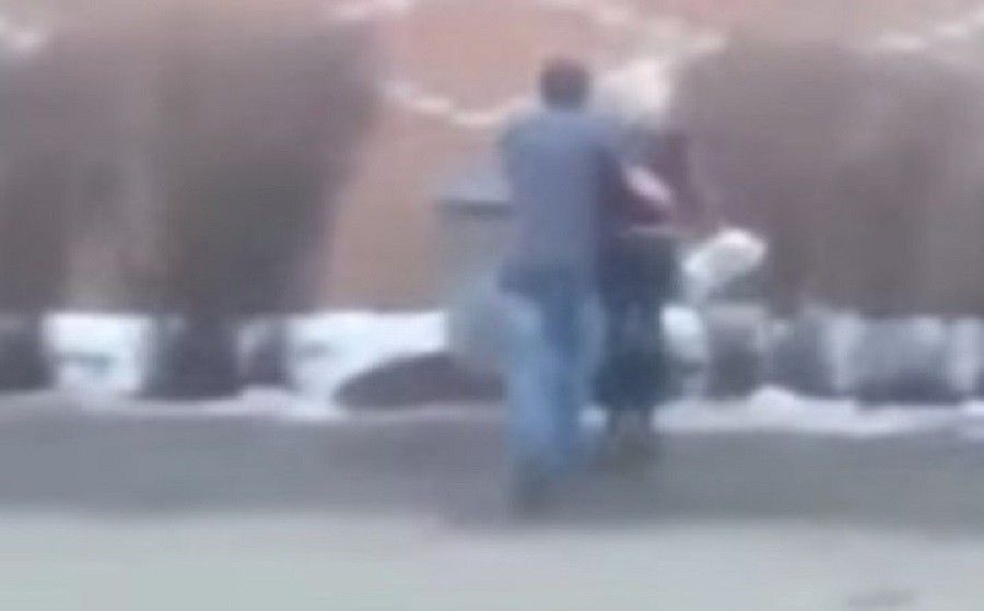 Devojka ga naljutila, pa je bacio u kontejner, ali bukvalno! (VIDEO)