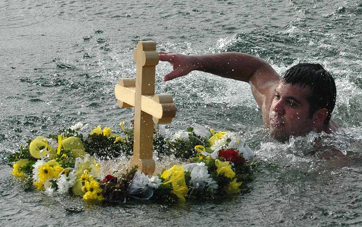 plivanje za bogojavljenski krst ilustracija