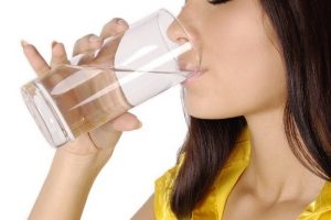 Uništavate organizam ukoliko pijete vodu uveče!