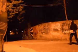 Horor video: Napadnuti ljudi sa motornom testerom u gradskom parkom u Skoplju (VIDEO)