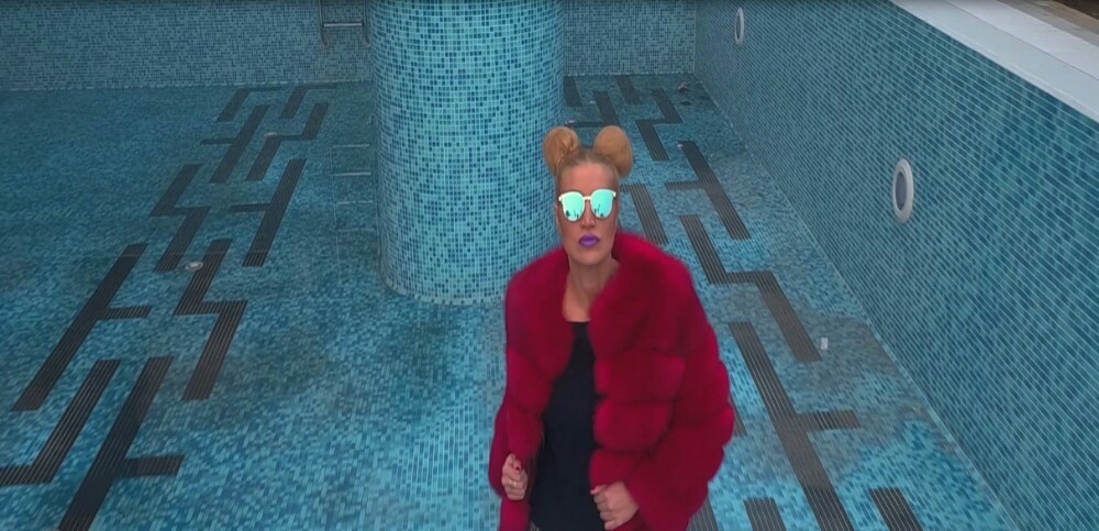 Premijera novog spota: Jovana Tipšin pokazala izvajano telo u bazenu (Video)