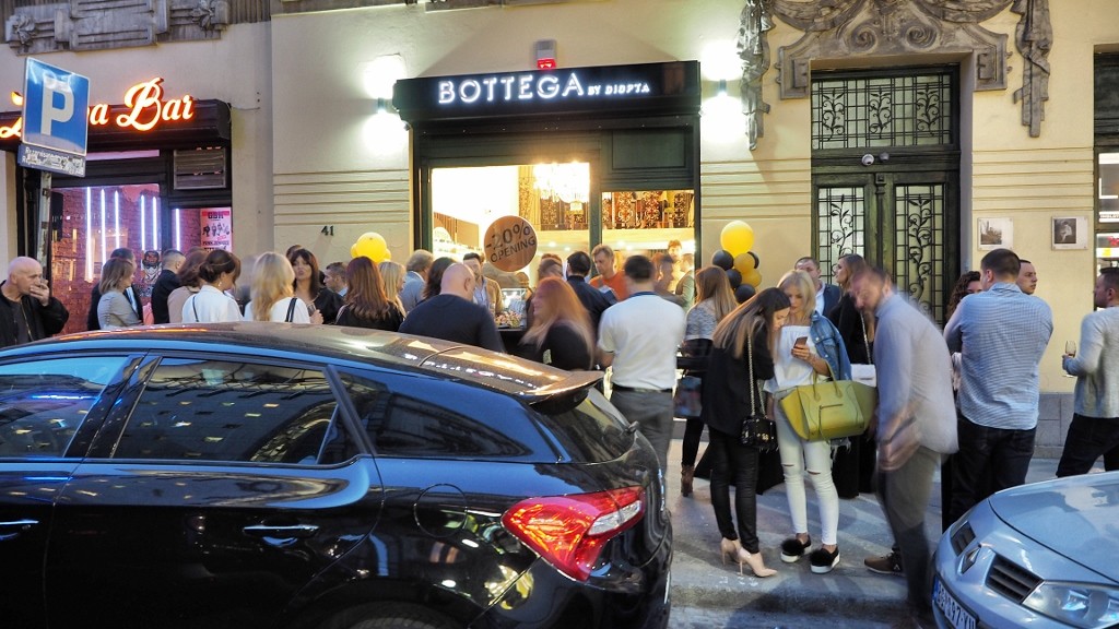 Letele hiljade evrića: Poznati blokirali novu radnju Bottega by Diopta u Beogradu!
