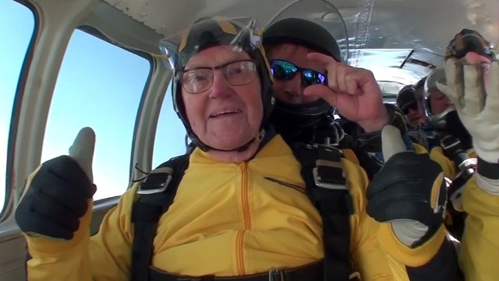 Skočio padobranom u 101. godini (VIDEO)