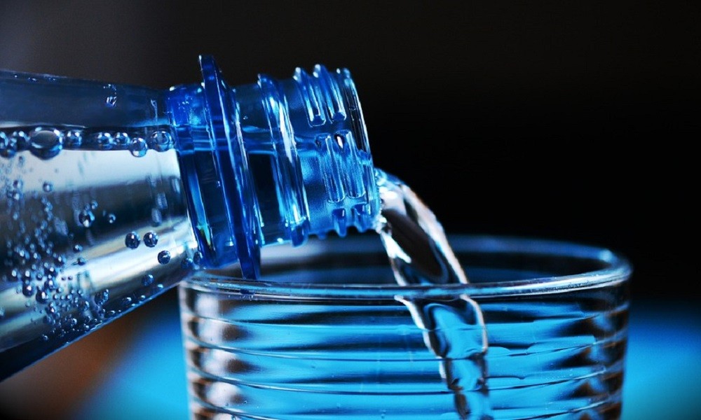 Zastrašujuće: pijete i komadiće plastike sa vodom!