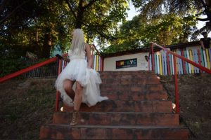 HAOS U GRADU: Pevačica pobegla sa tajnog venčanja i oštetila skupocenu venčanicu