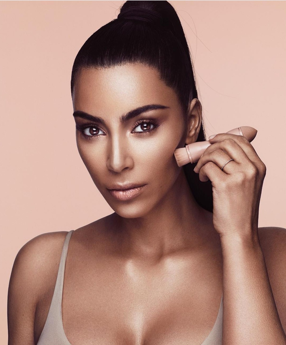 Kim Kardashian rasprodala kozmetičku liniju za par sati i zaradila 14.4 miliona dolara!