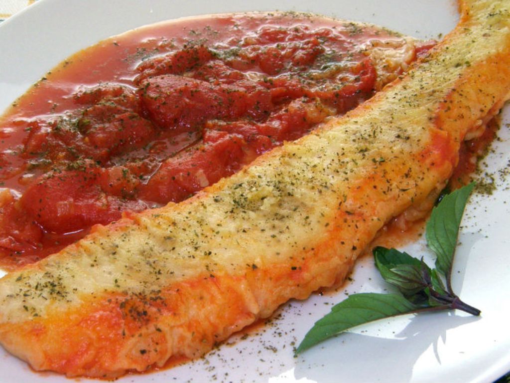RECEPT DANA: Ukusna skuša u paradajz sosu