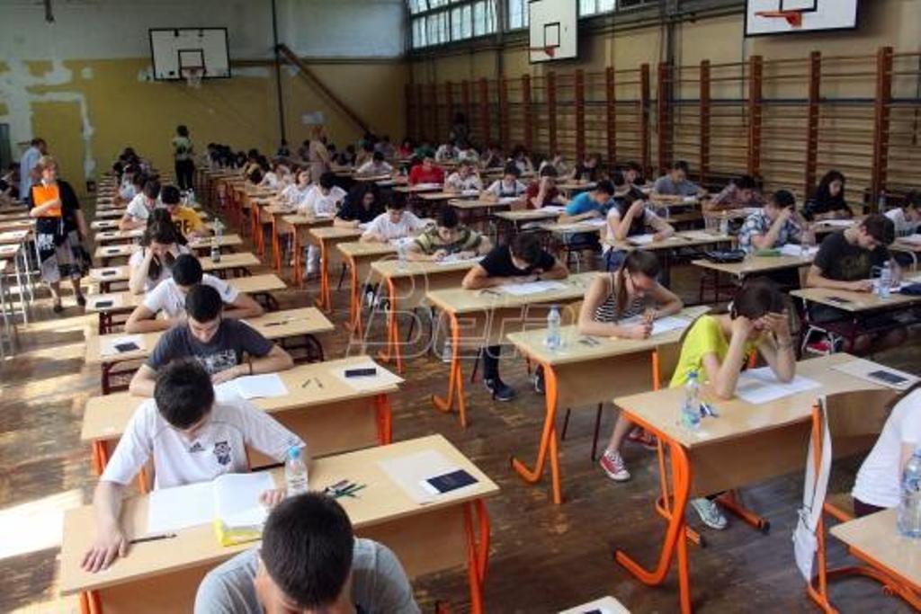 Ministarstvo prosvete: Test iz maternjeg jezika polagalo 69.726 osmaka, danas matematika