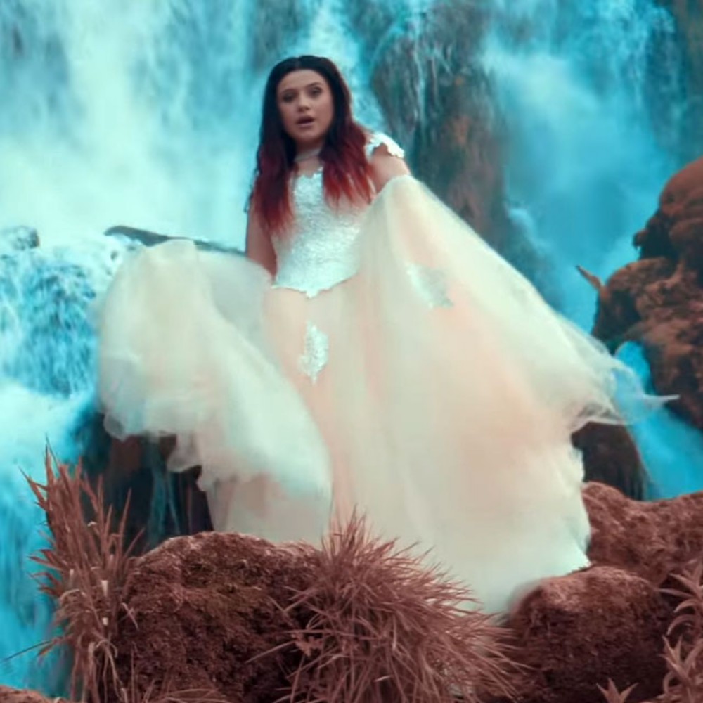 Ilma Karahmet predstavila je spot za novu pesmu "Ne Zovi Me Tugo"!