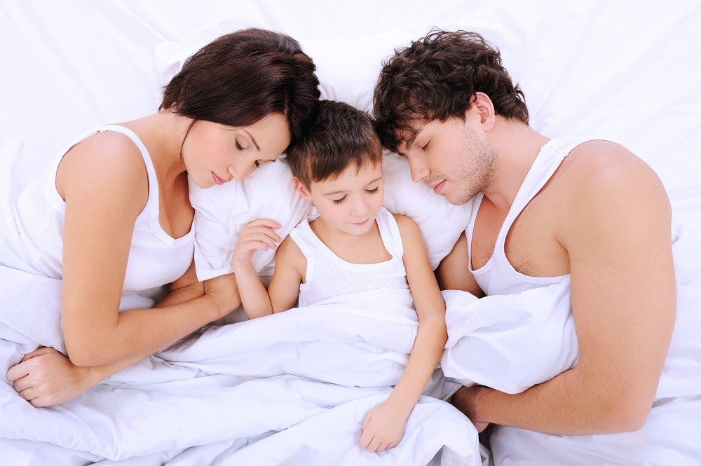 Dopustiti detetu da spava u bračnom krevetu ili ne?