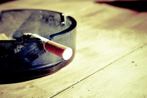 Kako se REŠITI SMRADA cigareta u kolima? Ovih nekoliko TRIKOVA mogu da pomognu