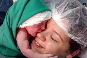 Video koji je raznežio svet: Beba trenutak nakon rođenja grli majku! (VIDEO)