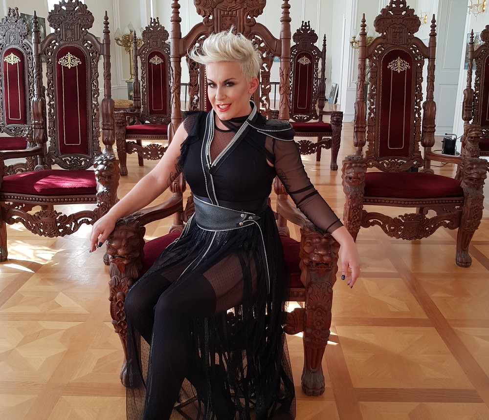 Indira Levak prvi put uživo peva novi singl "Dođi" za publiku u Kasini!