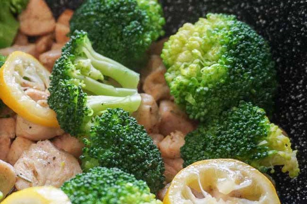 RECEPT DANA: Pikantna piletina s brokolijem