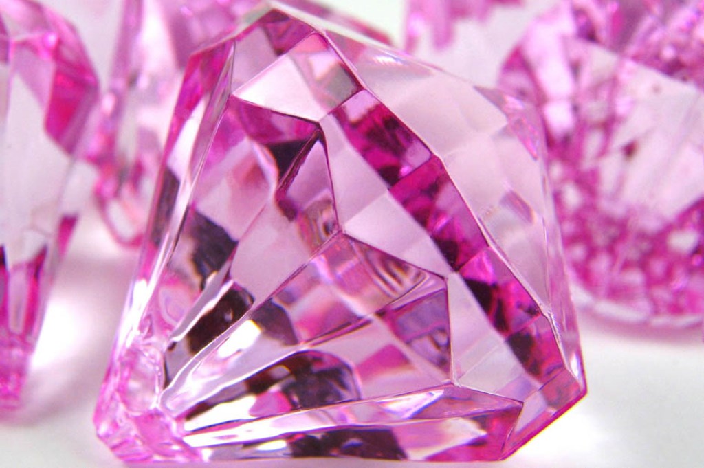 Ružičasti dijamant prodat u Hong Kongu za 32 miliona dolara