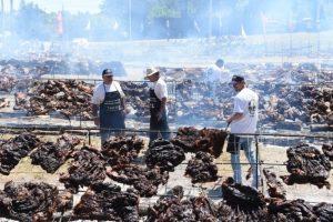 U Urugvaju ispečeno deset tona mesa - Ginisov rekord u veličini roštilja (VIDEO)