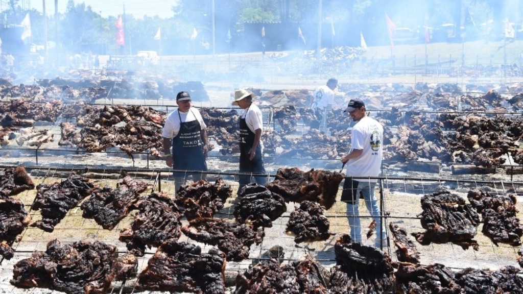U Urugvaju ispečeno deset tona mesa - Ginisov rekord u veličini roštilja (VIDEO)