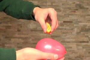 Evo šta se dešava kada balon poprskate sokom iz pomorandžine kore? (Video)