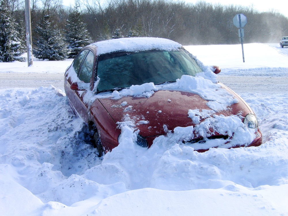 Evo šta učiniti ako vam se auto zaglavi u snegu