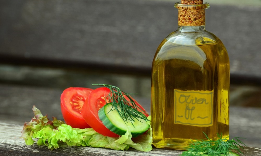 Vrlo je važno da stavite ulje u salatu! Evo razloga!