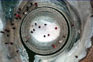 Zastrašujući misteriozni ledeni krug - Ljudi se na njemu vozaju a pojma nemaju na čemu zapravo stoje! (Video)