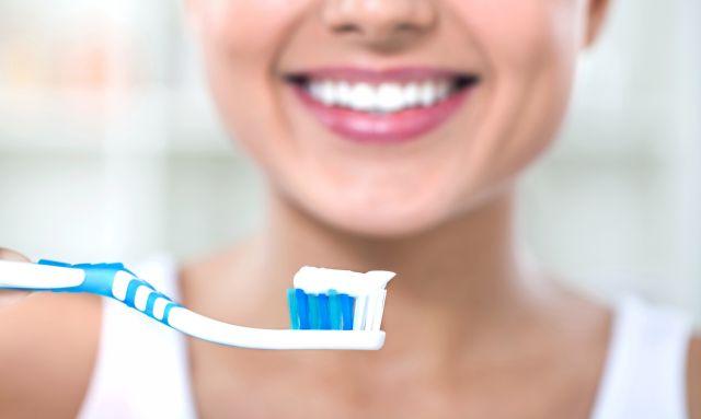 Da li četkicu treba pokvasiti pre pranja zuba?