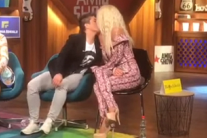 Prvi lezbo poljubac na TV-u!