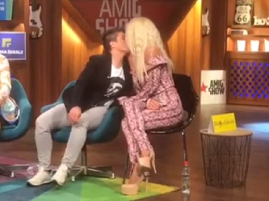 Prvi lezbo poljubac na TV-u!