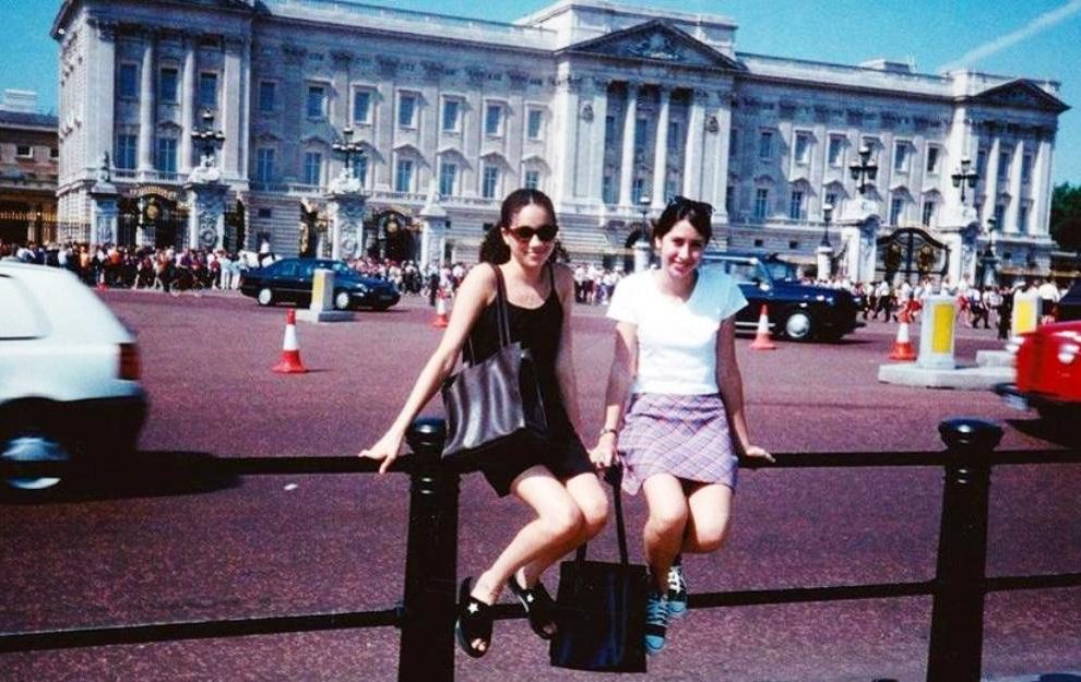 Meghan Markle pre 22 godine pozirala ispred Buckinghamske palate, a danas je udata za princa