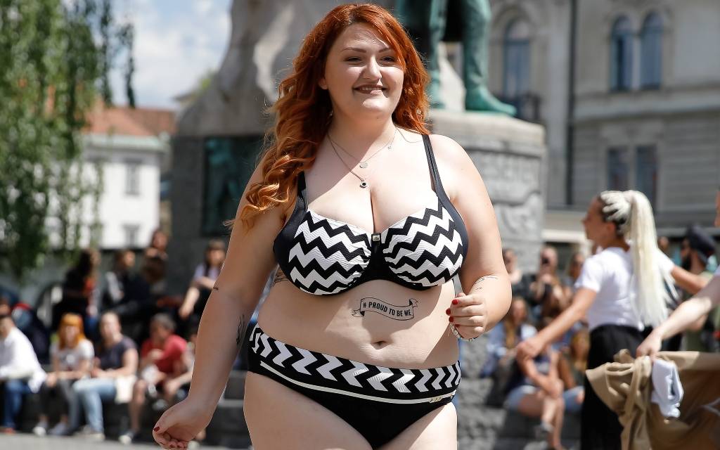 Žene svih veličina ponosne na sebe-u kupaćim kostimima!