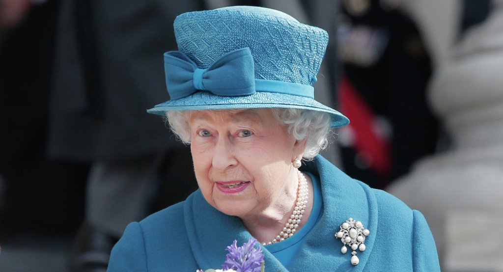 Britanska kraljica odlikuje filmske zvezde