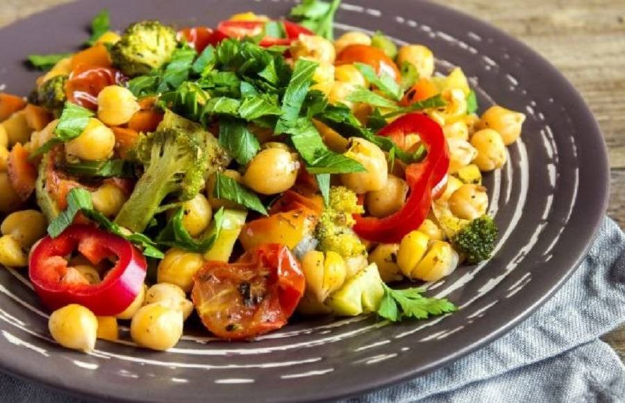 RECEPT DANA: Obrok salata sa testom i mesom