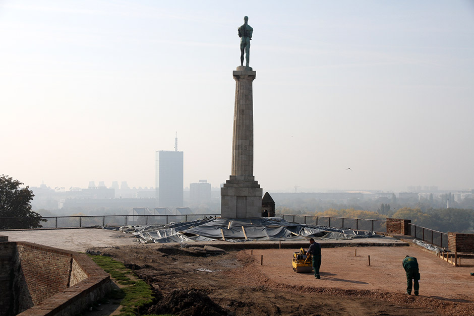 Spomenik beogradskom Pobedniku nakrivljen, sprema se sanacija
