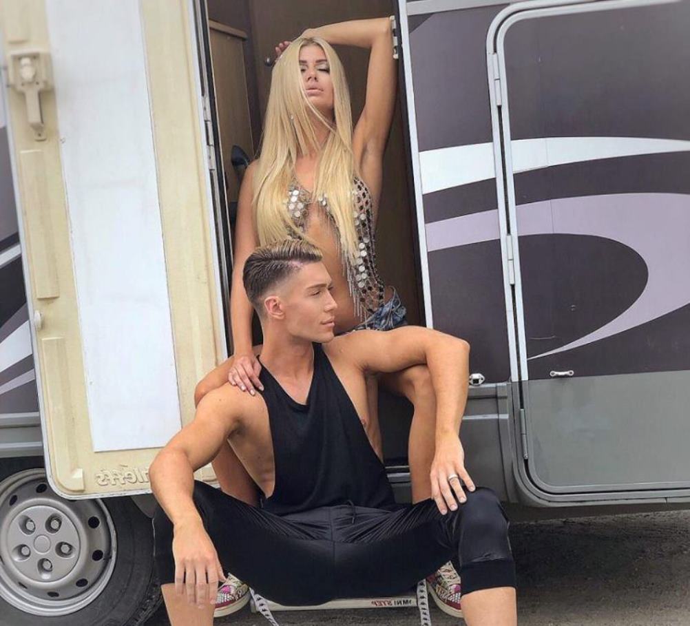 Golotinja za "Milion": Sandra Obradović uslikana naga u Francuskoj uoči predstavljanja spota sa gej manekenom